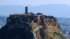 city_civitadibagnoregio_cameraandcarryon-jpg