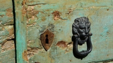 doorknocker_civitadibagnoregio_cameraandcarryon-jpg