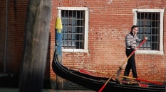 gondolier_snapshotvenice_cameraandcarryon-jpg