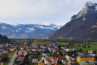 feature_liechtenstein_photoonthemap_cameraandcarryon